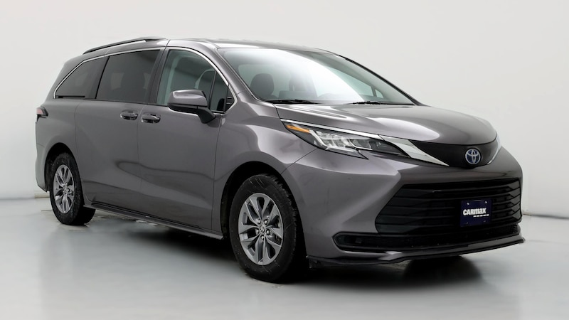 2022 Toyota Sienna LE Hero Image