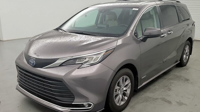 2021 Toyota Sienna XLE 3