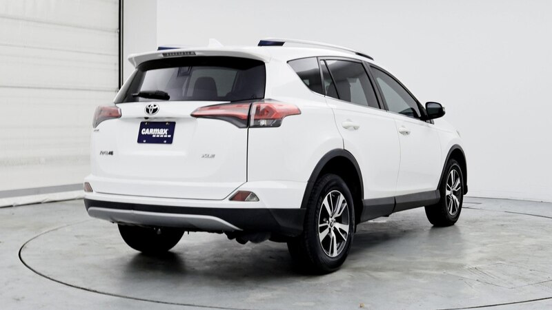 2018 Toyota RAV4 XLE 8