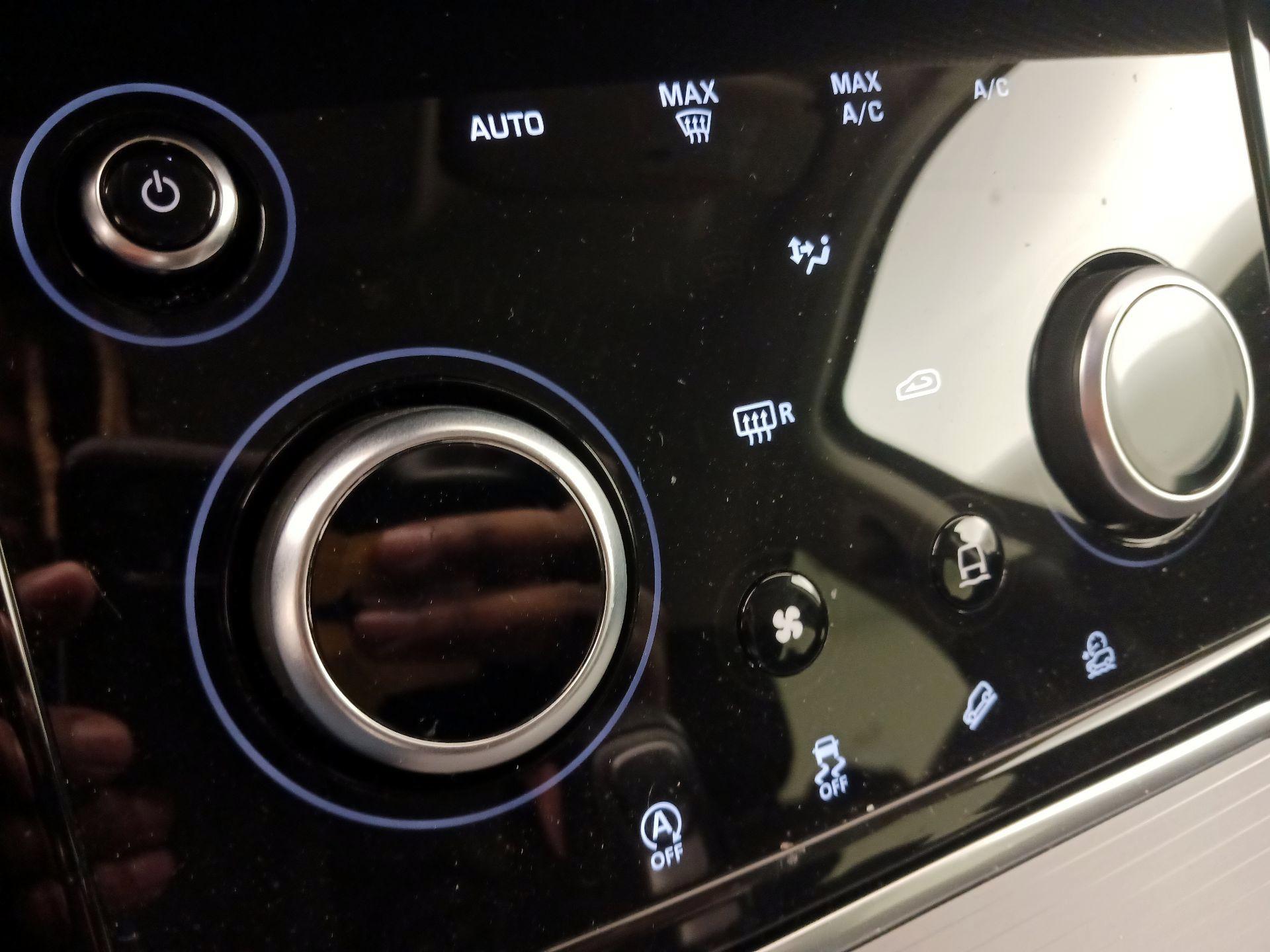 Thumbnail: 2020 Land Rover Range Rover Evoque - 17