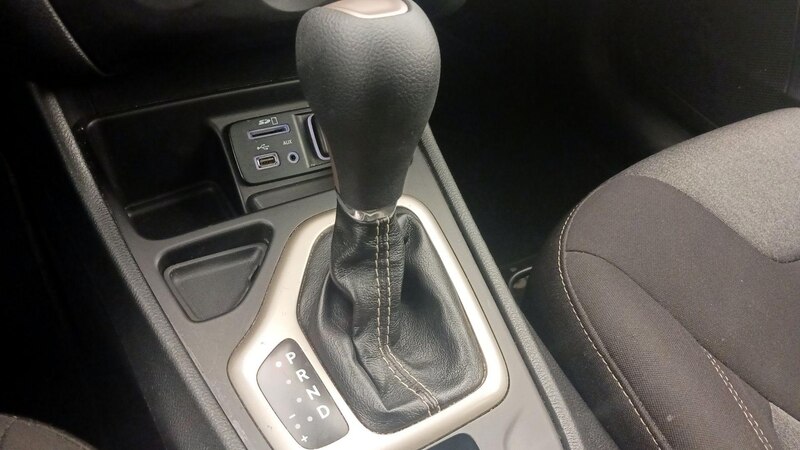 2015 Jeep Cherokee Sport 16