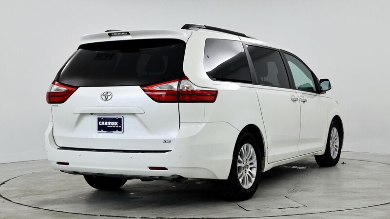 2017 Toyota Sienna XLE 8