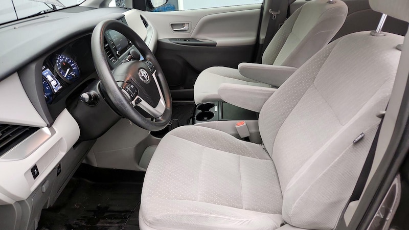 2019 Toyota Sienna LE 11