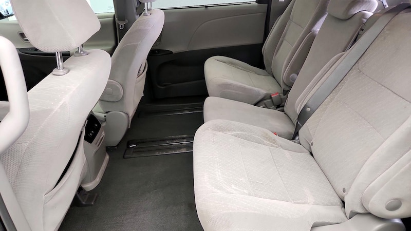 2019 Toyota Sienna LE 19