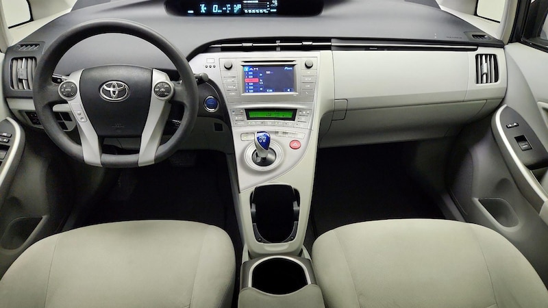 2015 Toyota Prius Two 9