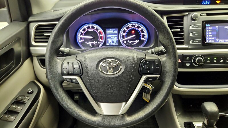 2016 Toyota Highlander LE 10