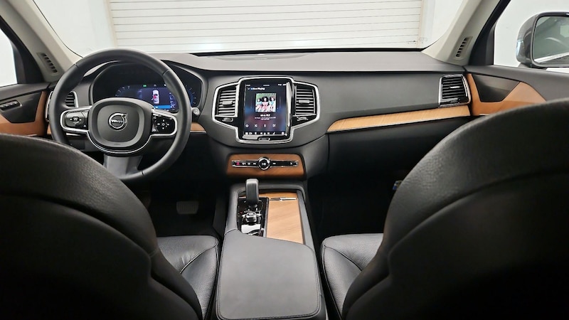 2023 Volvo XC90 B6 Plus 9