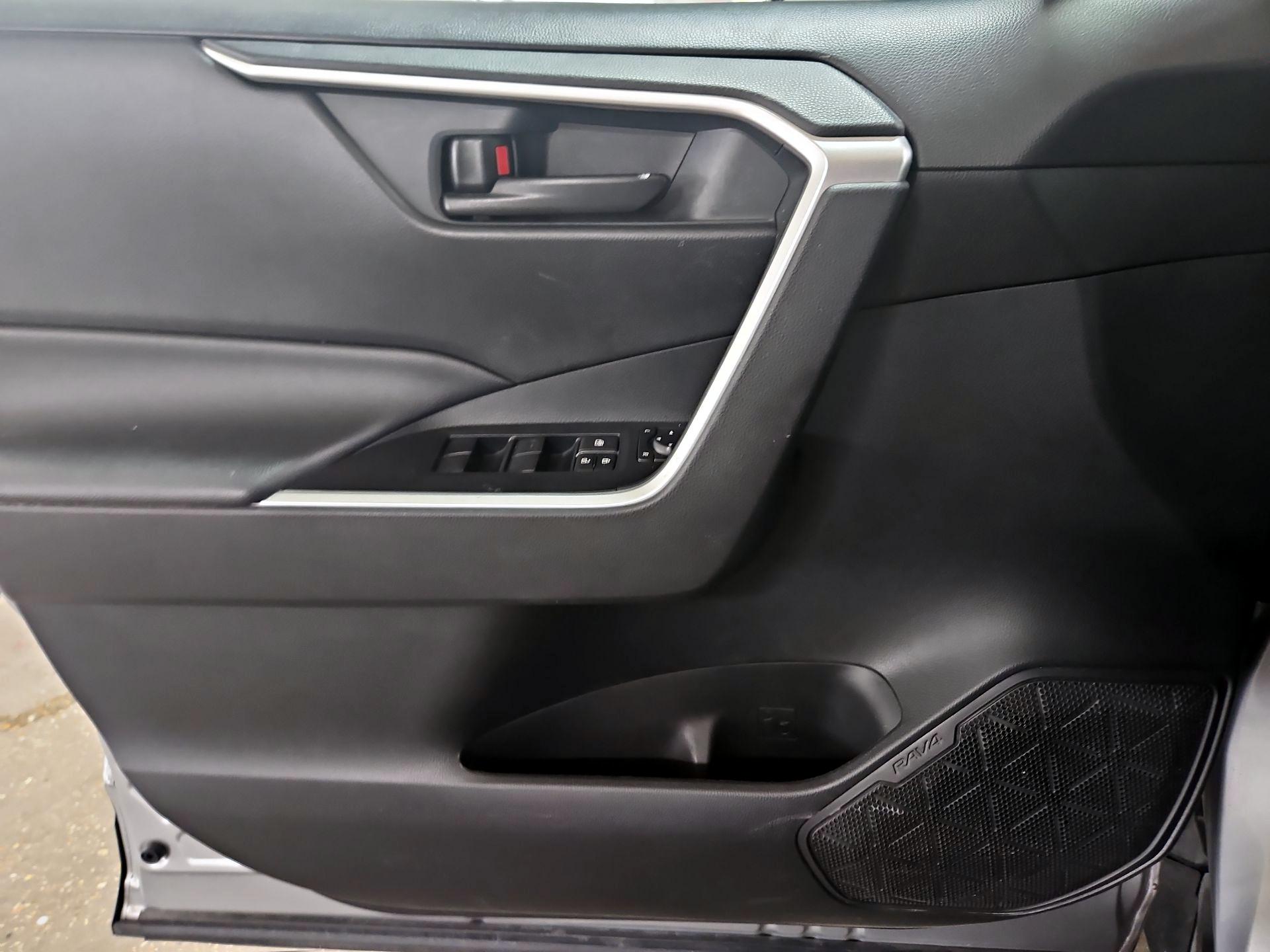 Thumbnail: 2020 Toyota RAV4 - 12