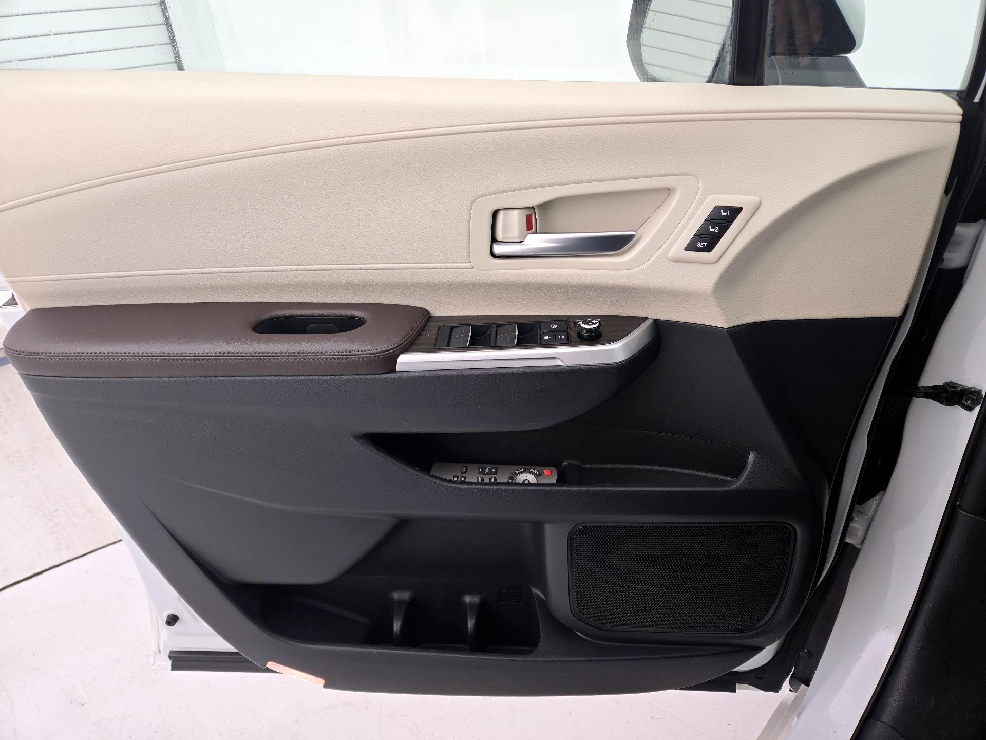 Thumbnail: 2021 Toyota Sienna - 12