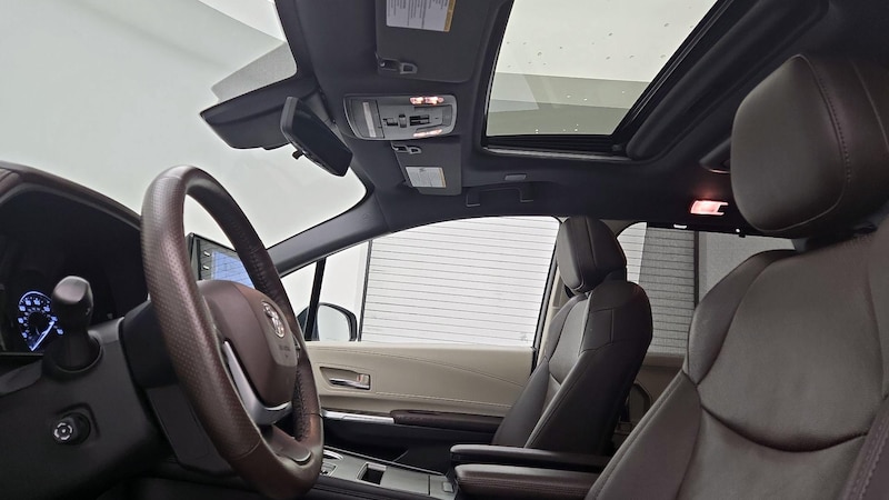 2021 Toyota Sienna Platinum 19