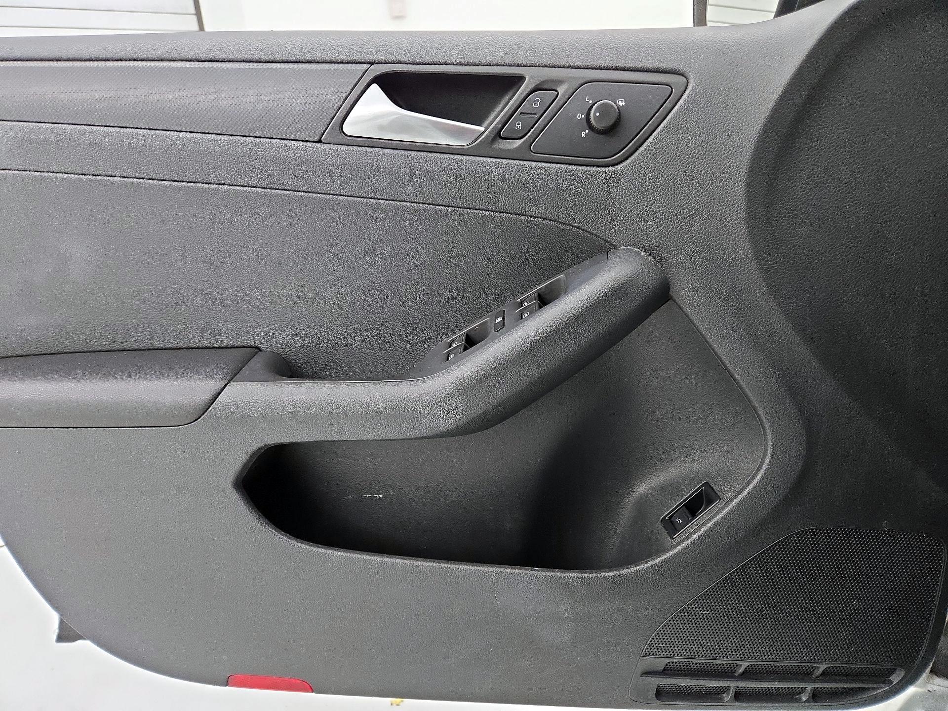 Thumbnail: 2014 Volkswagen Jetta - 12