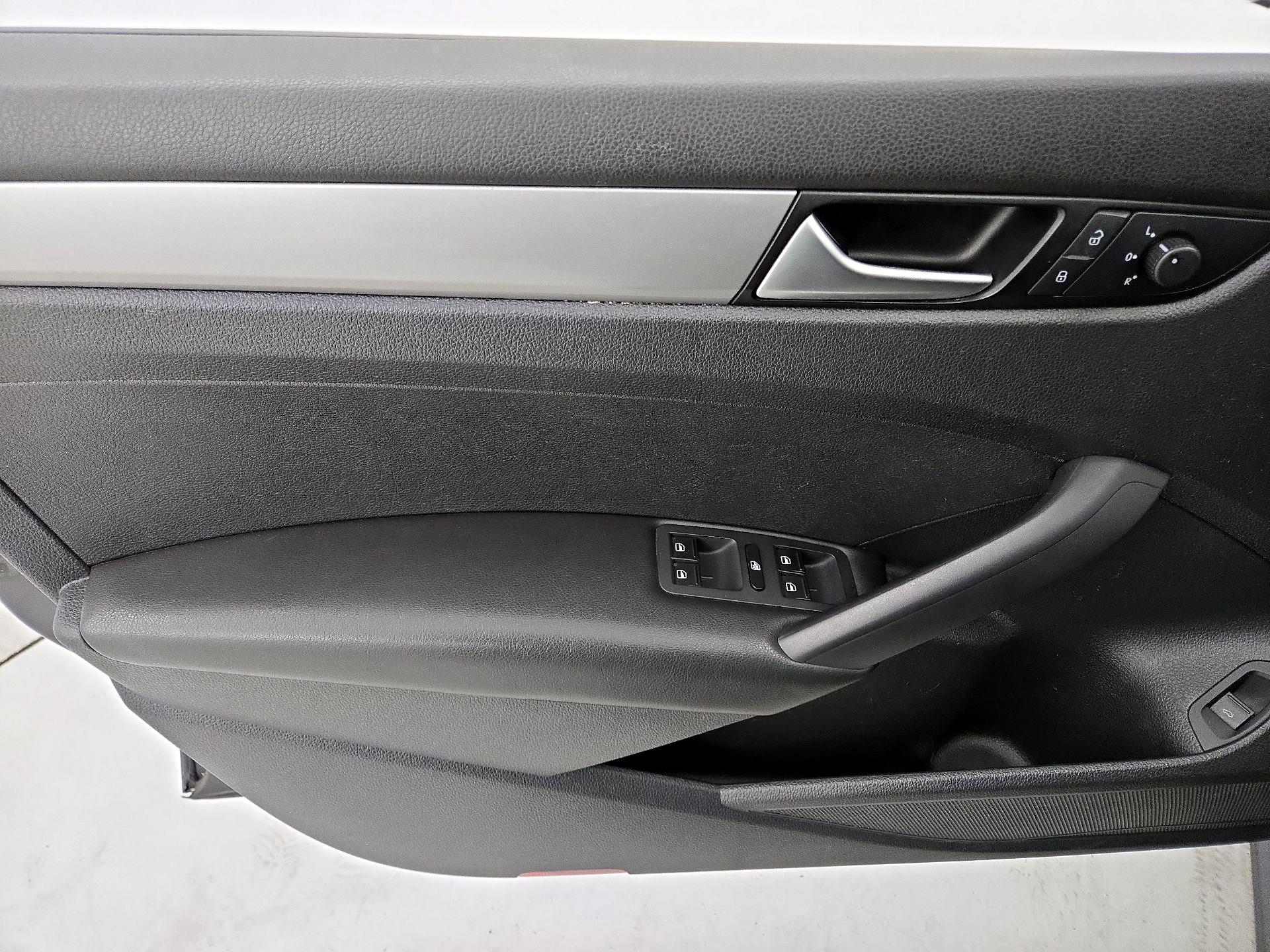 Thumbnail: 2015 Volkswagen Passat - 12