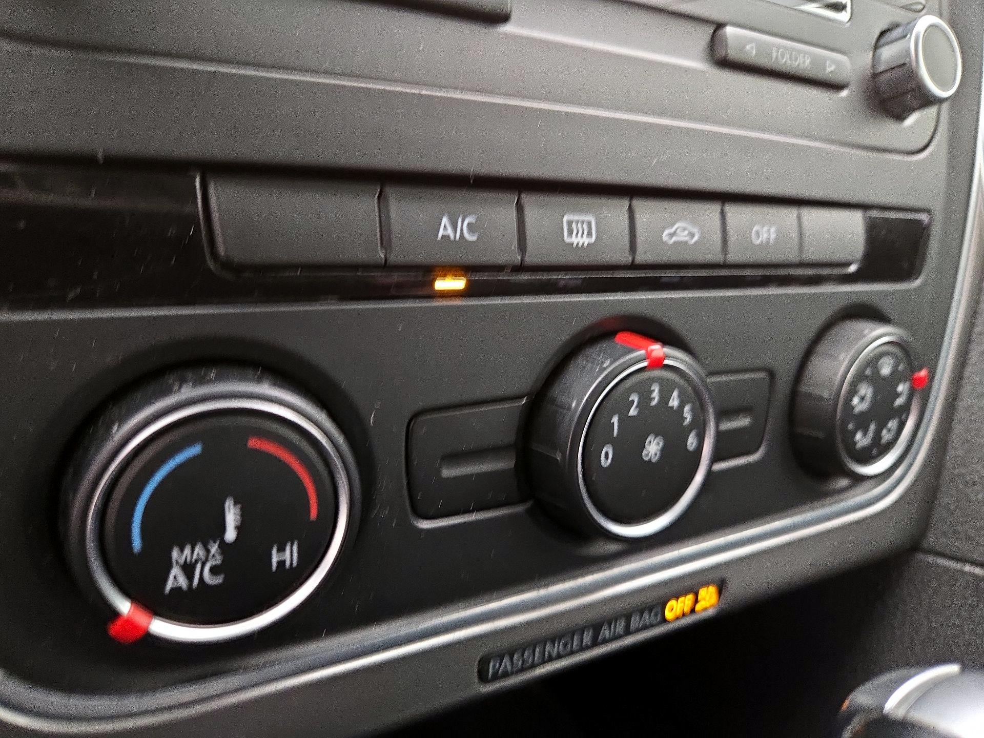 Thumbnail: 2015 Volkswagen Passat - 15