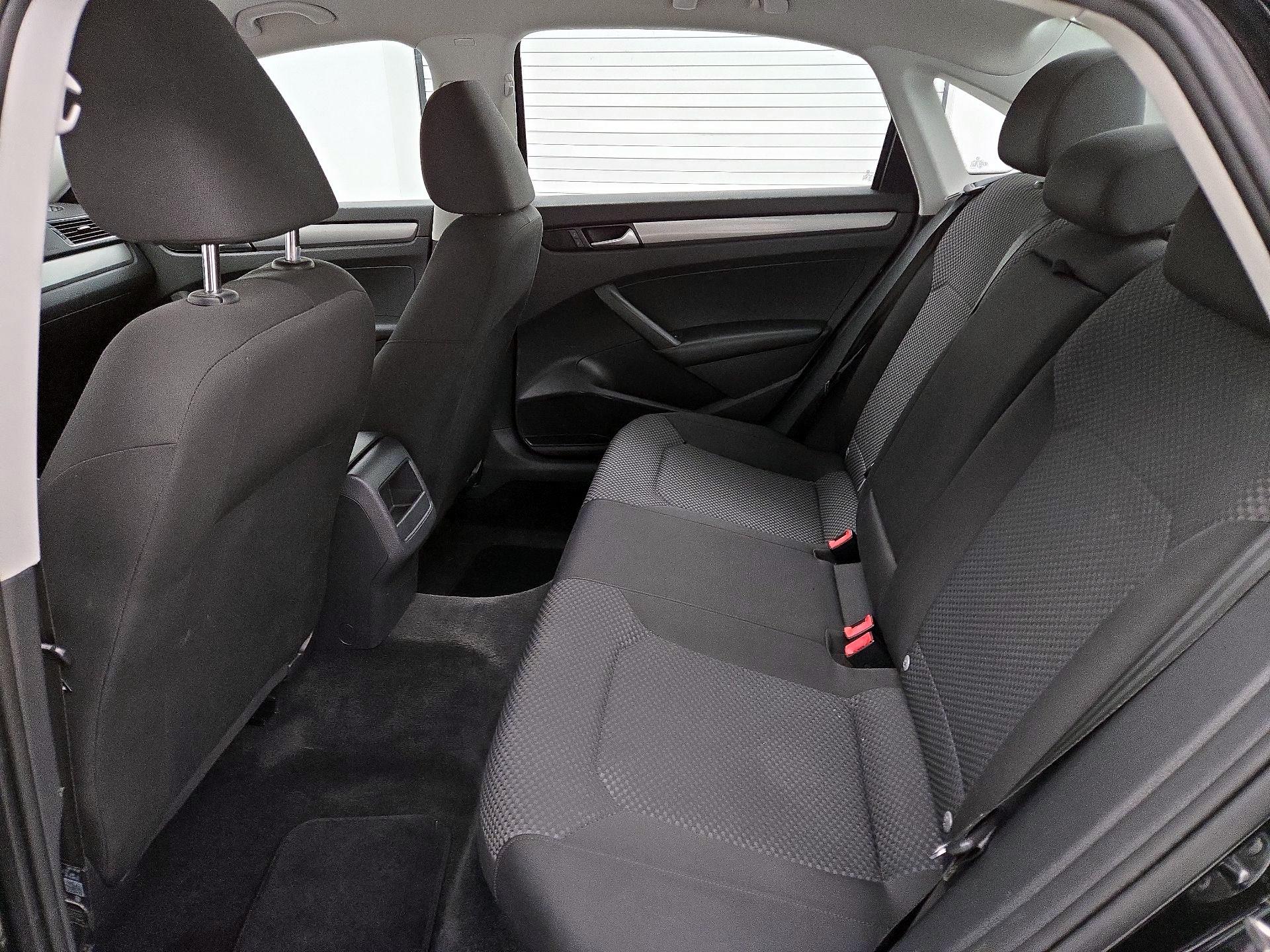 Thumbnail: 2015 Volkswagen Passat - 17