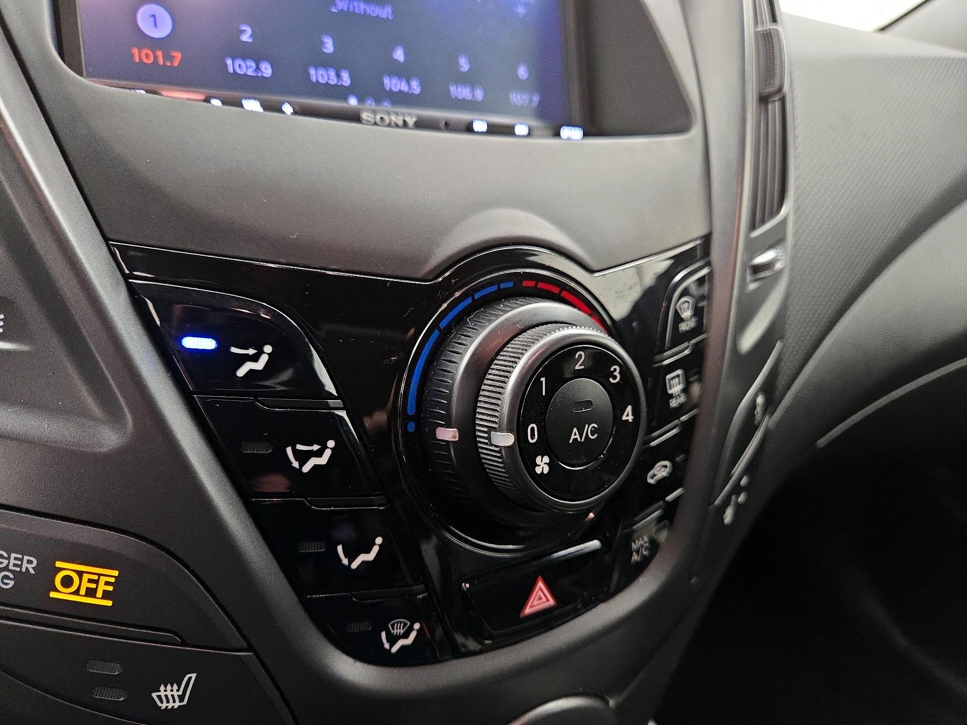 Thumbnail: 2014 Hyundai Veloster - 16