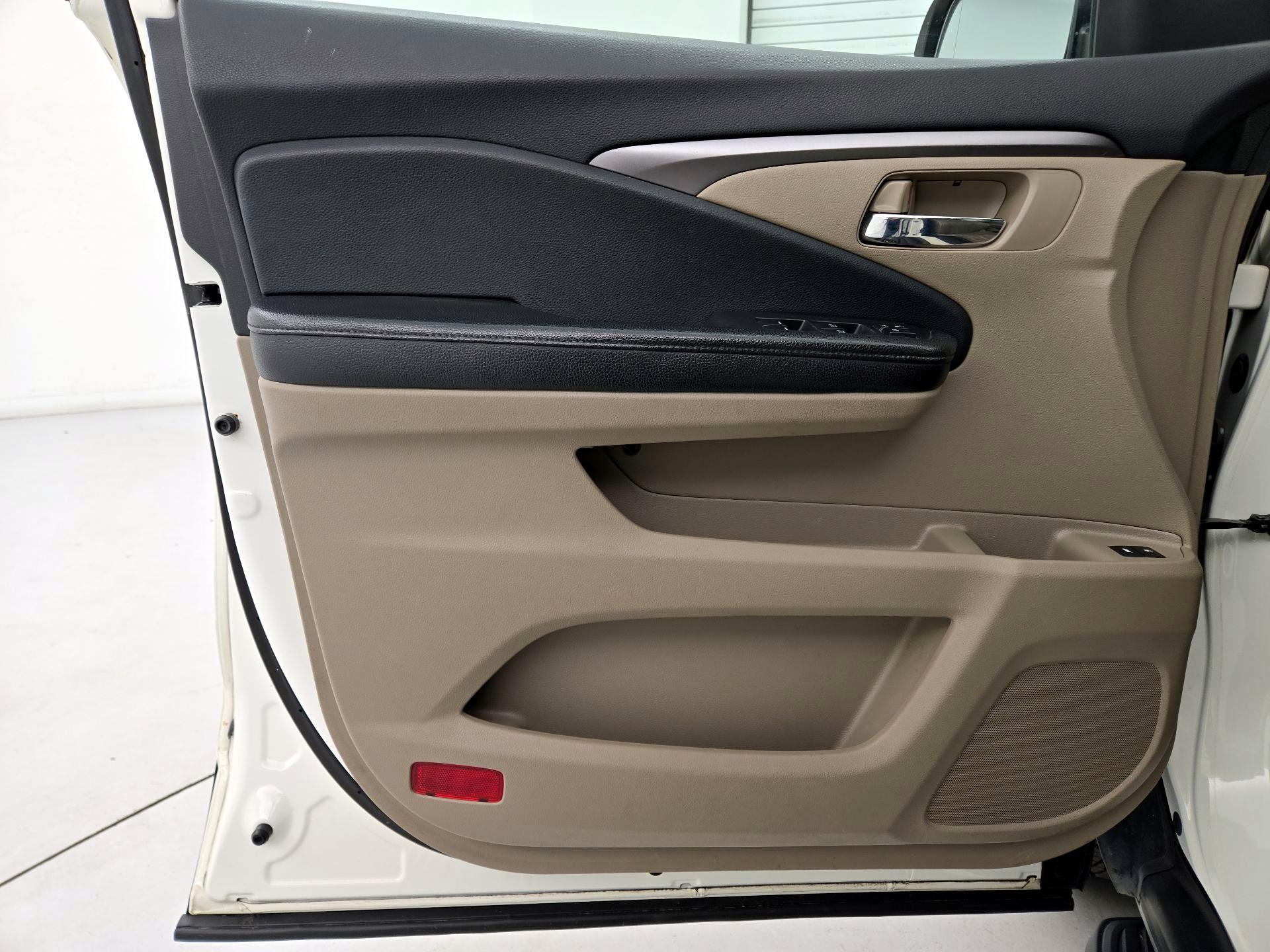 Thumbnail: 2016 Honda Pilot - 10