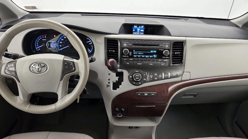 2013 Toyota Sienna XLE 9