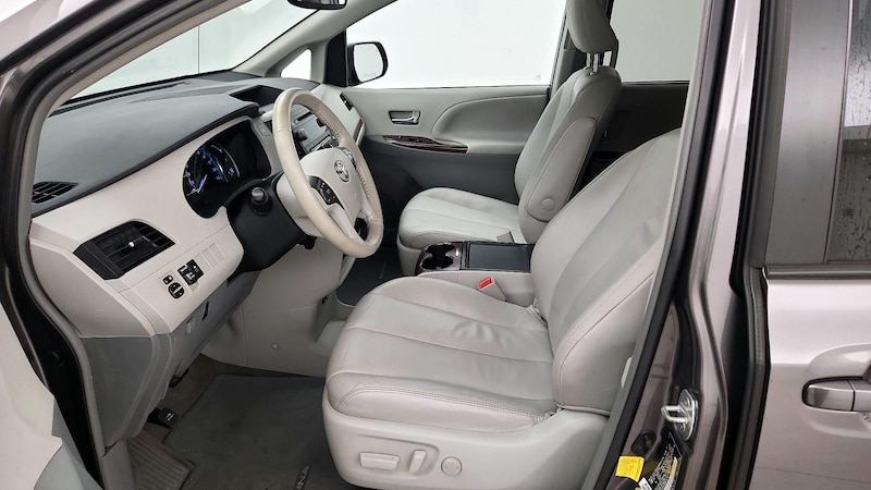 2013 Toyota Sienna XLE 11