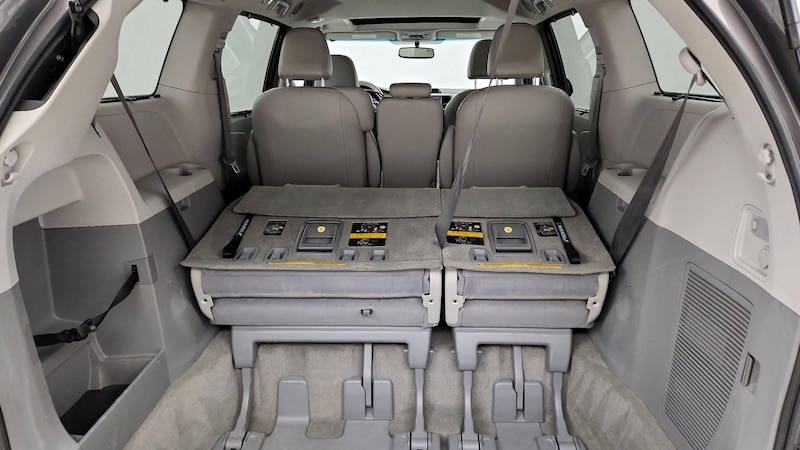 2013 Toyota Sienna XLE 23