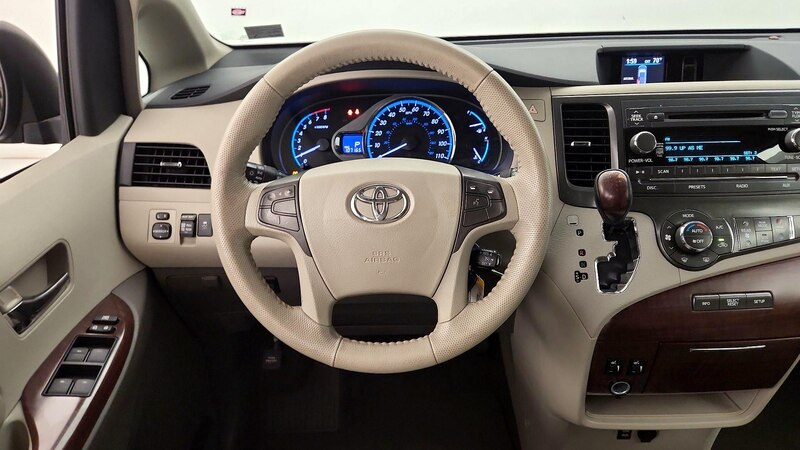 2013 Toyota Sienna XLE 10