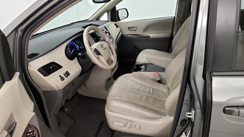 2013 Toyota Sienna XLE 11