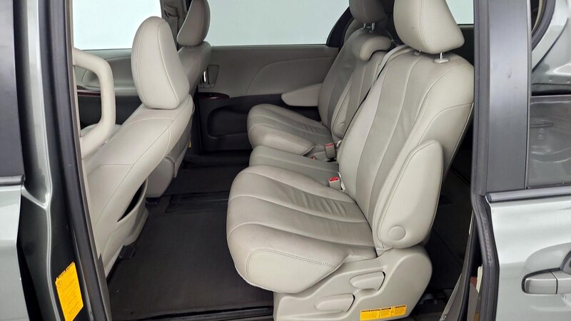 2013 Toyota Sienna XLE 19