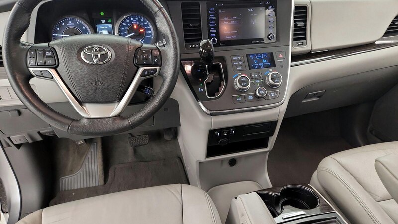 2018 Toyota Sienna XLE 9