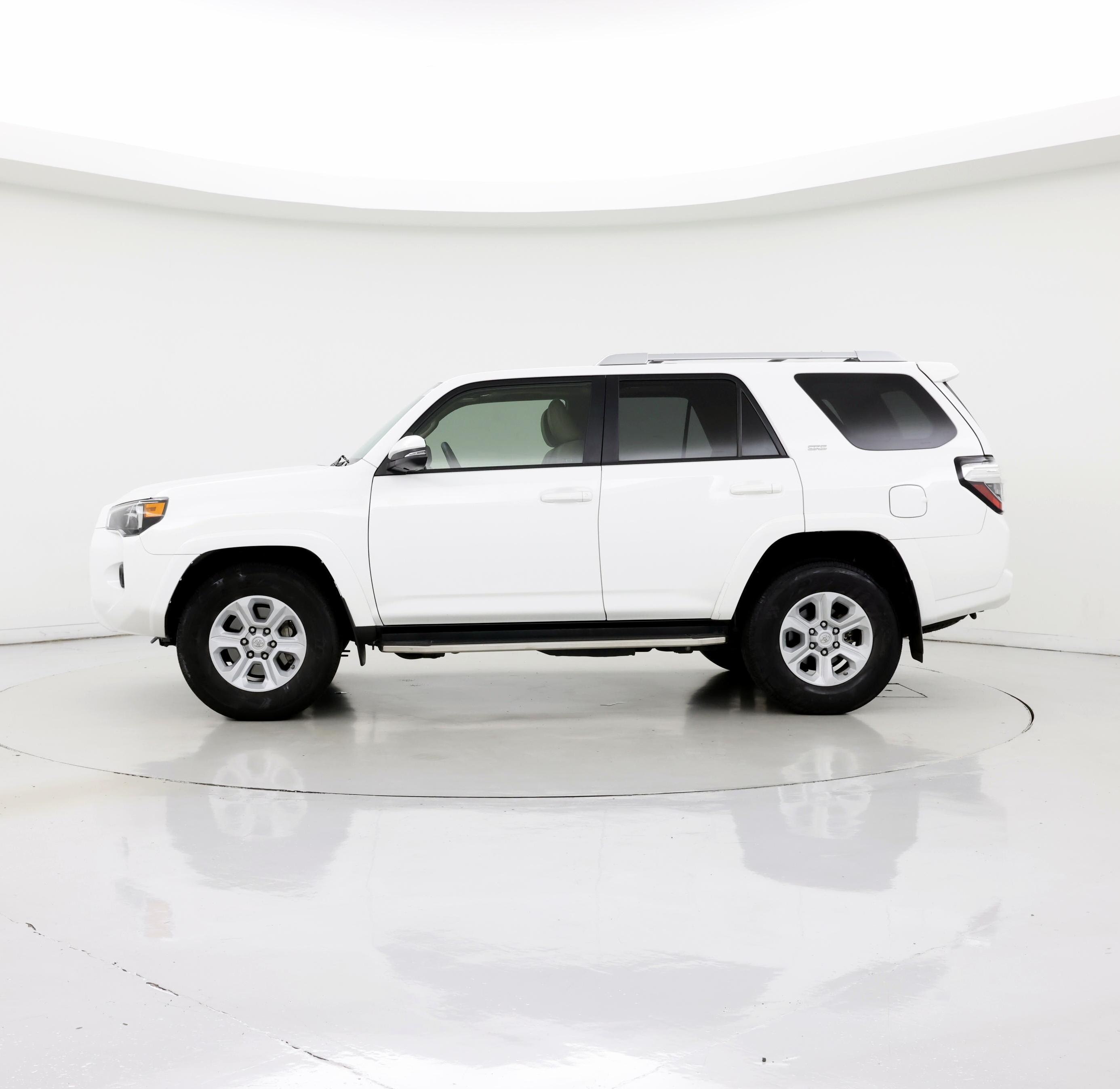 Thumbnail: 2016 Toyota 4Runner - 3