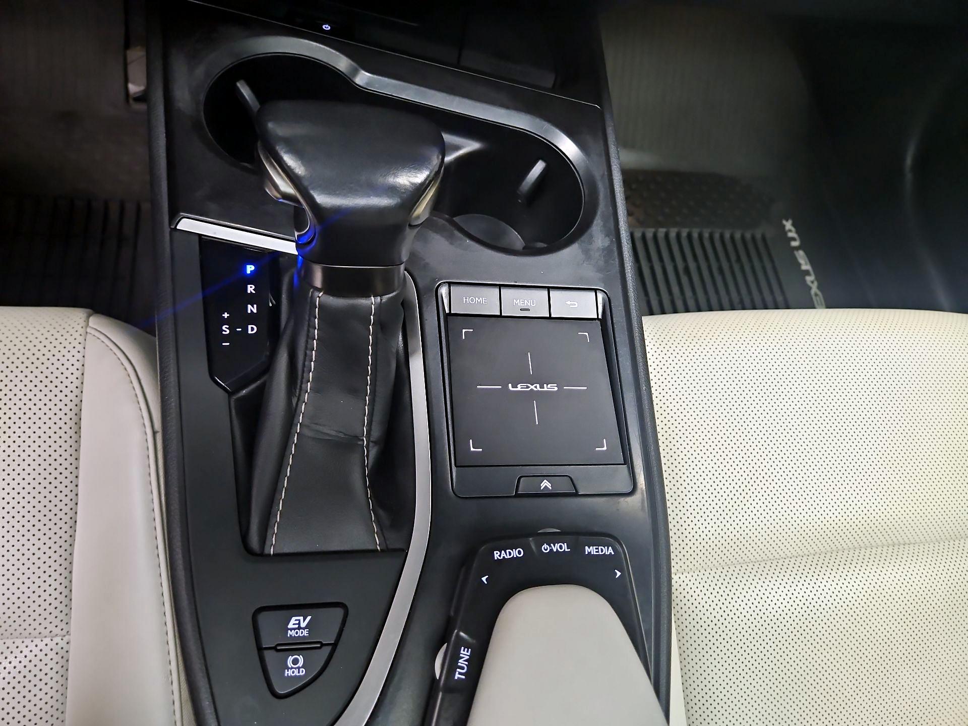 Thumbnail: 2020 Lexus UX - 17