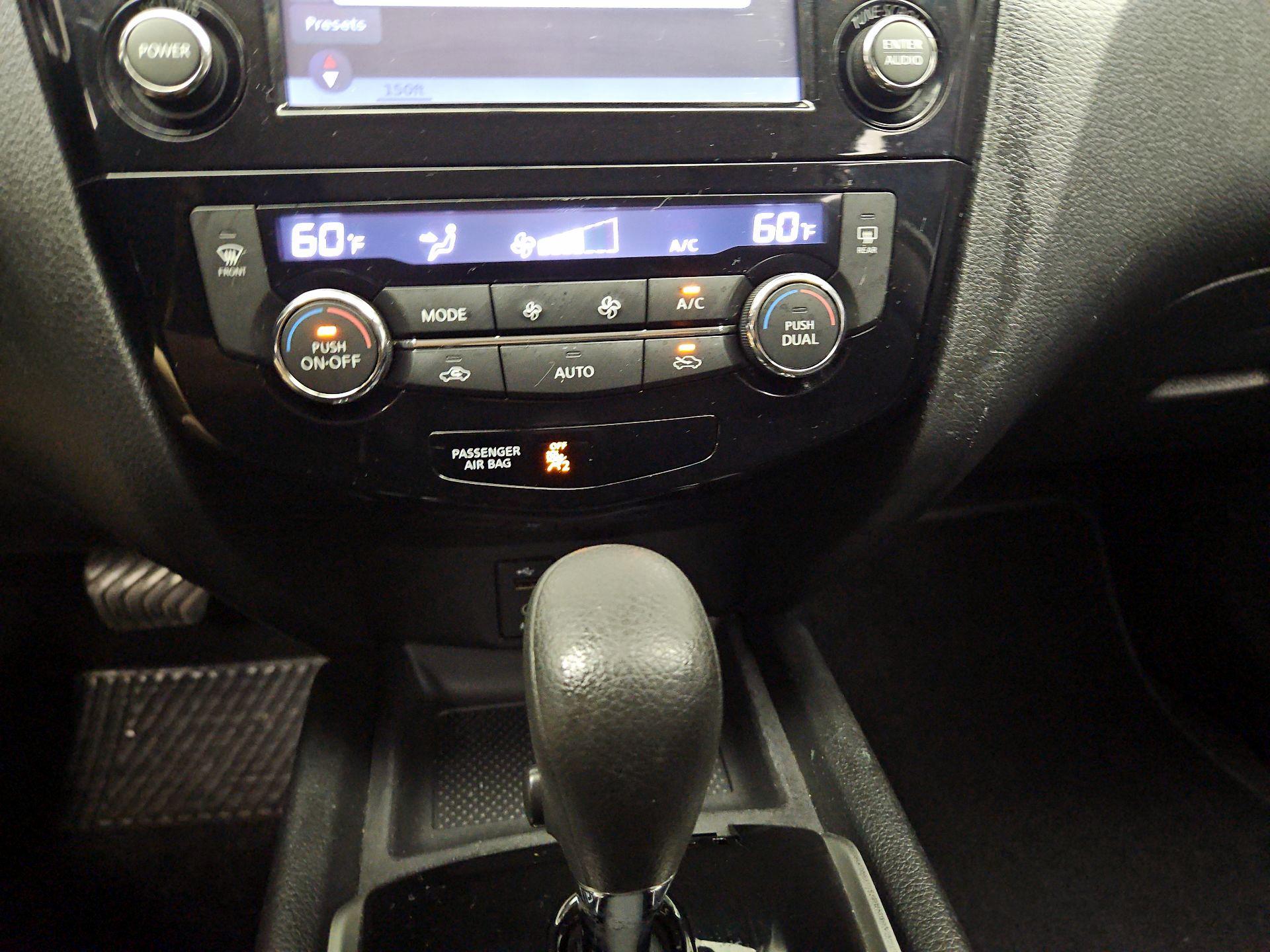 Thumbnail: 2015 Nissan Rogue - 17