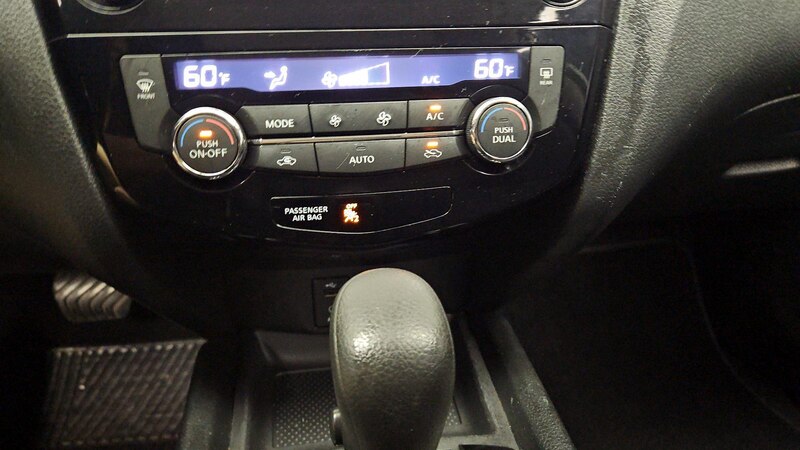2015 Nissan Rogue S 17