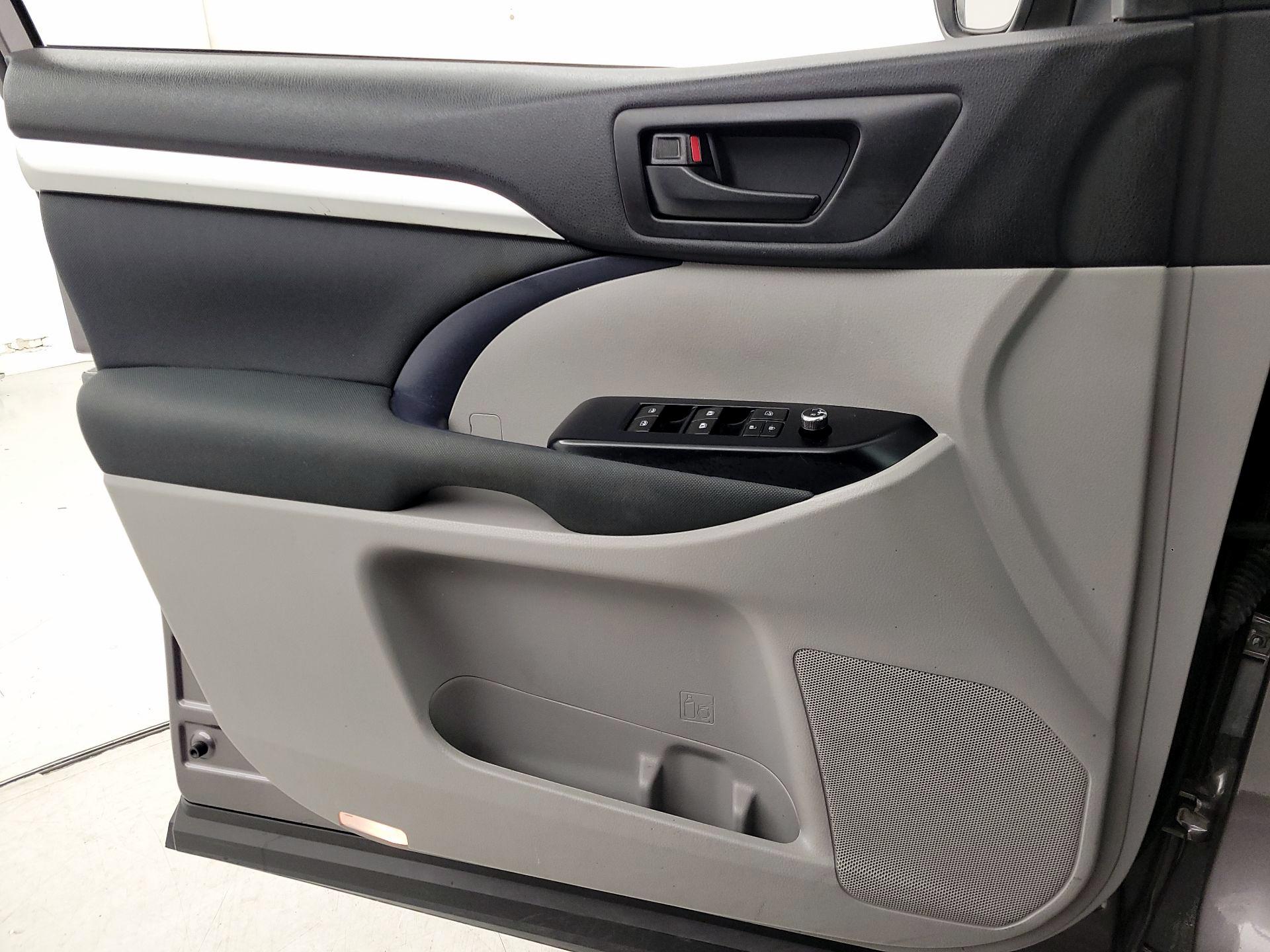 Thumbnail: 2019 Toyota Highlander - 12