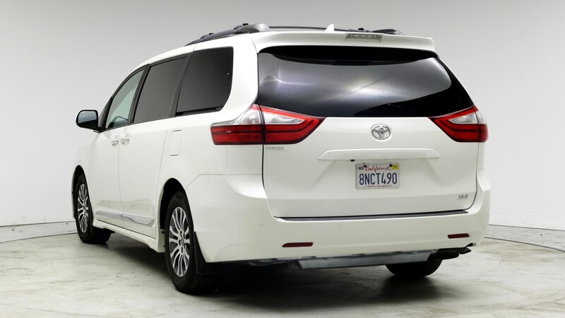 2019 Toyota Sienna XLE 2