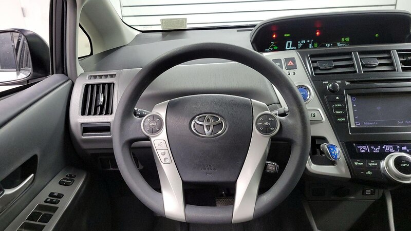 2014 Toyota Prius v Three 10