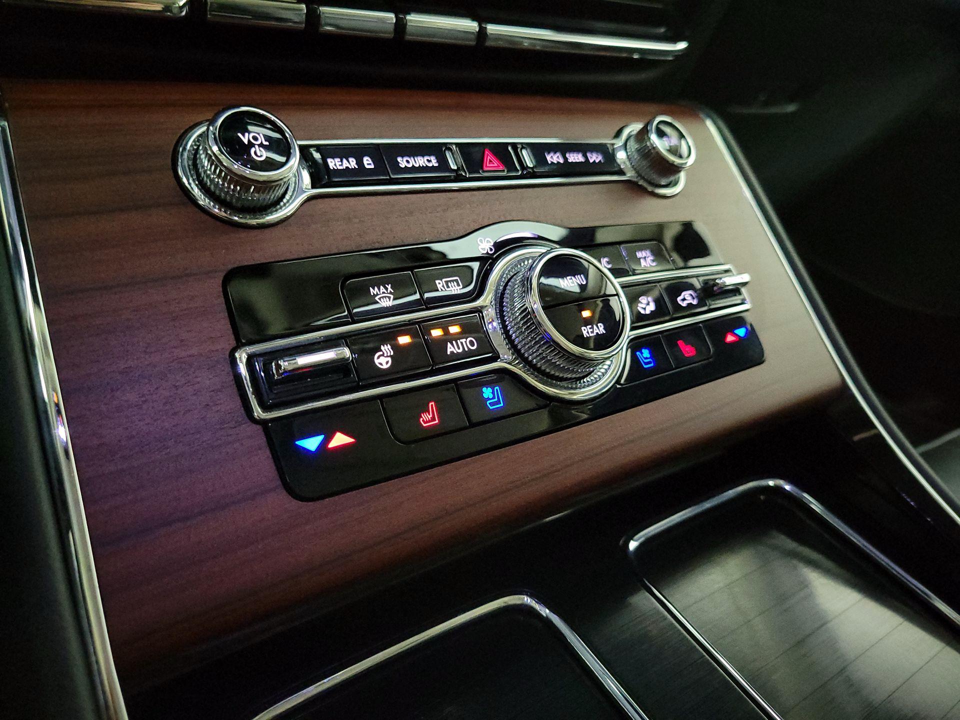 Thumbnail: 2021 Lincoln Aviator - 17