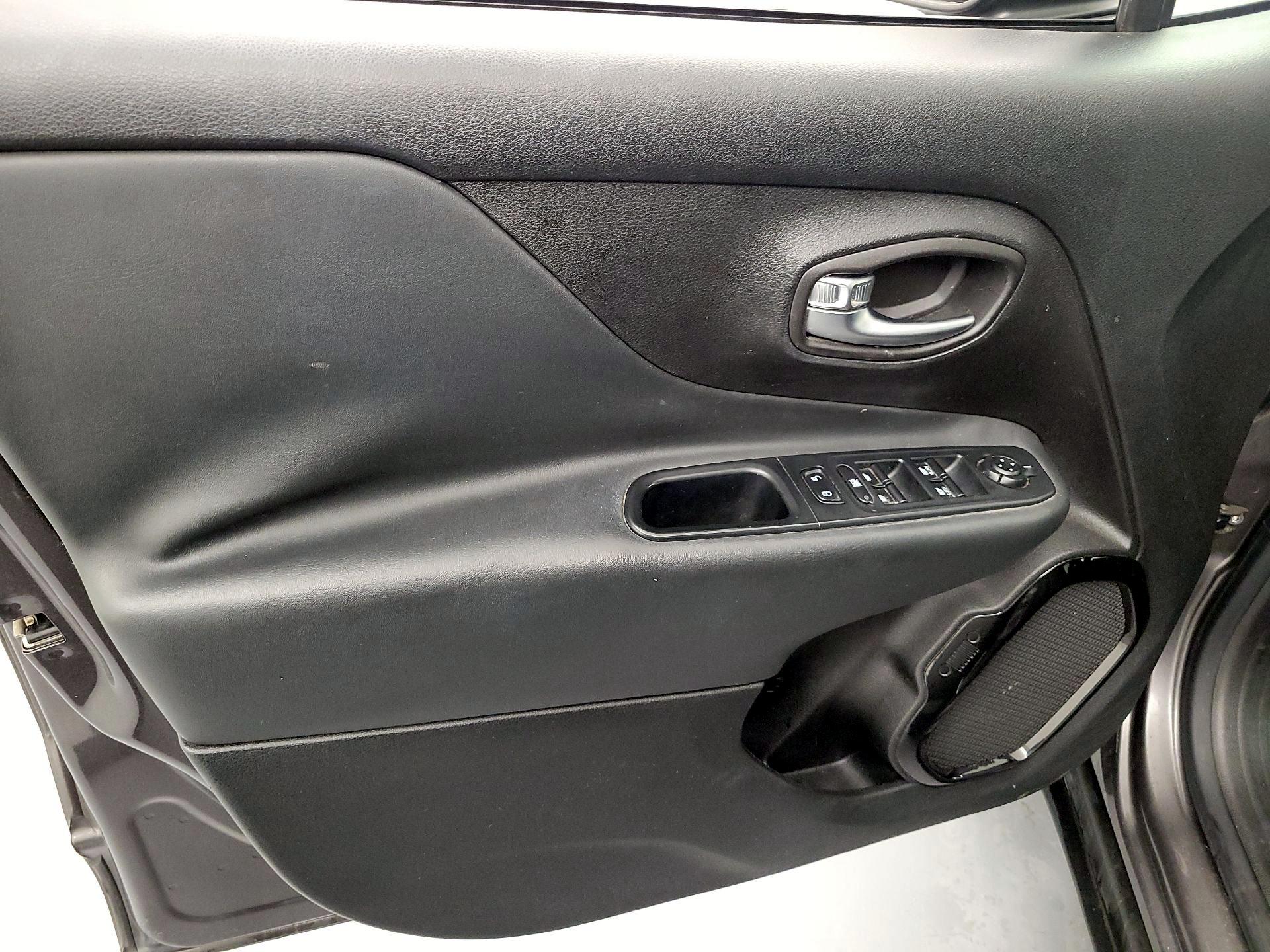 Thumbnail: 2016 Jeep Renegade - 12