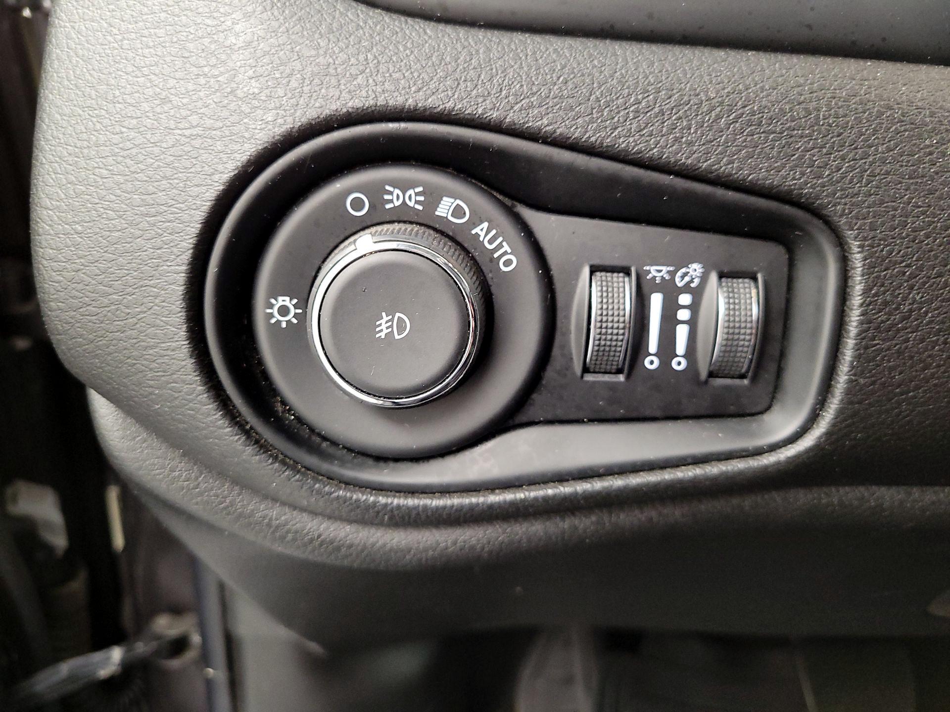 Thumbnail: 2016 Jeep Renegade - 13