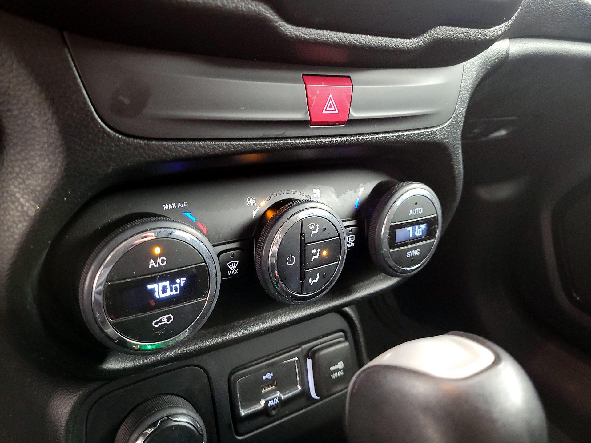 Thumbnail: 2016 Jeep Renegade - 17