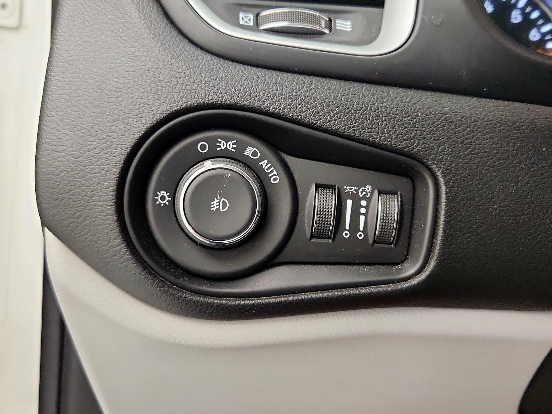 Thumbnail: 2018 Jeep Renegade - 13