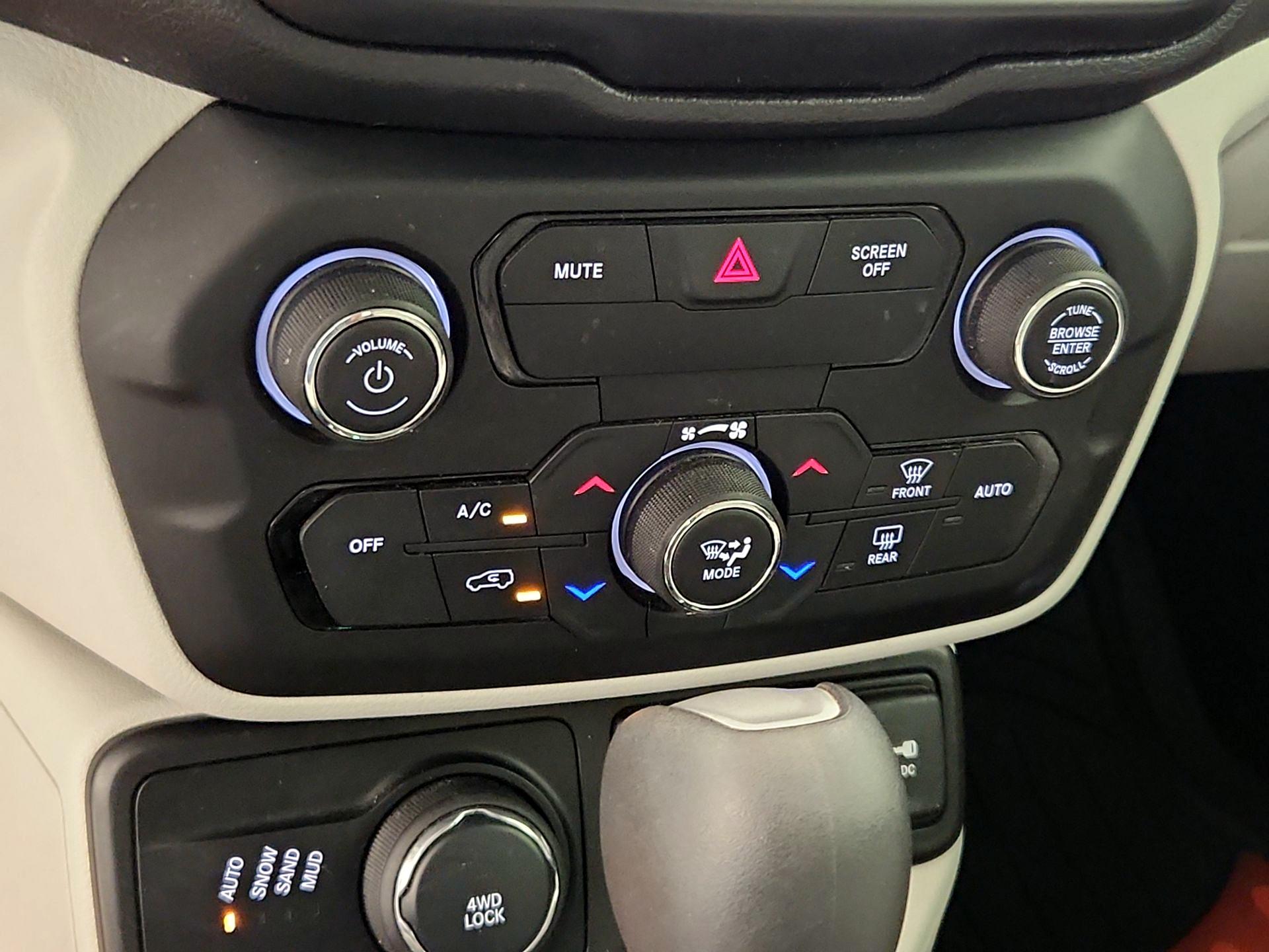Thumbnail: 2018 Jeep Renegade - 17