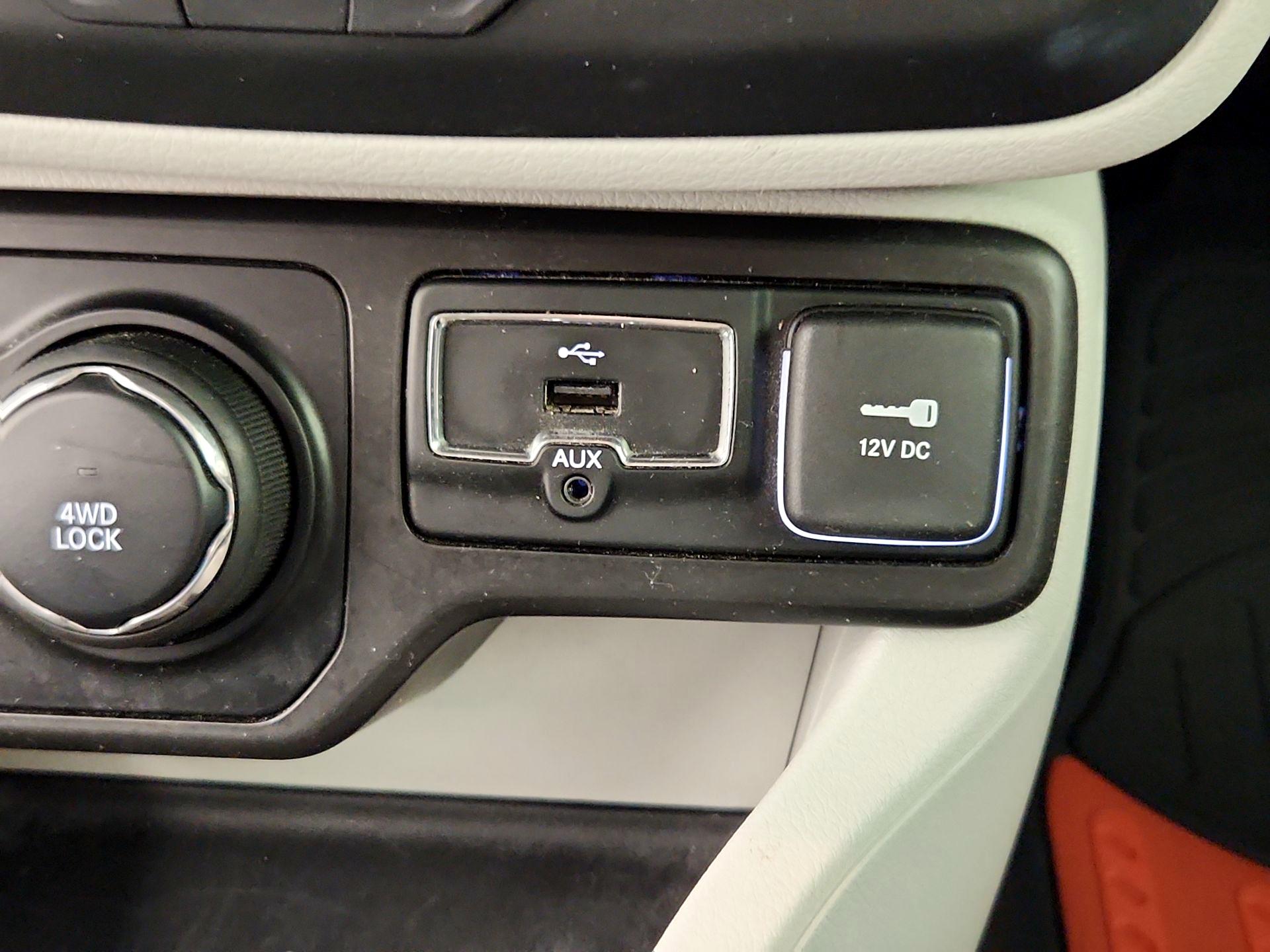 Thumbnail: 2018 Jeep Renegade - 19