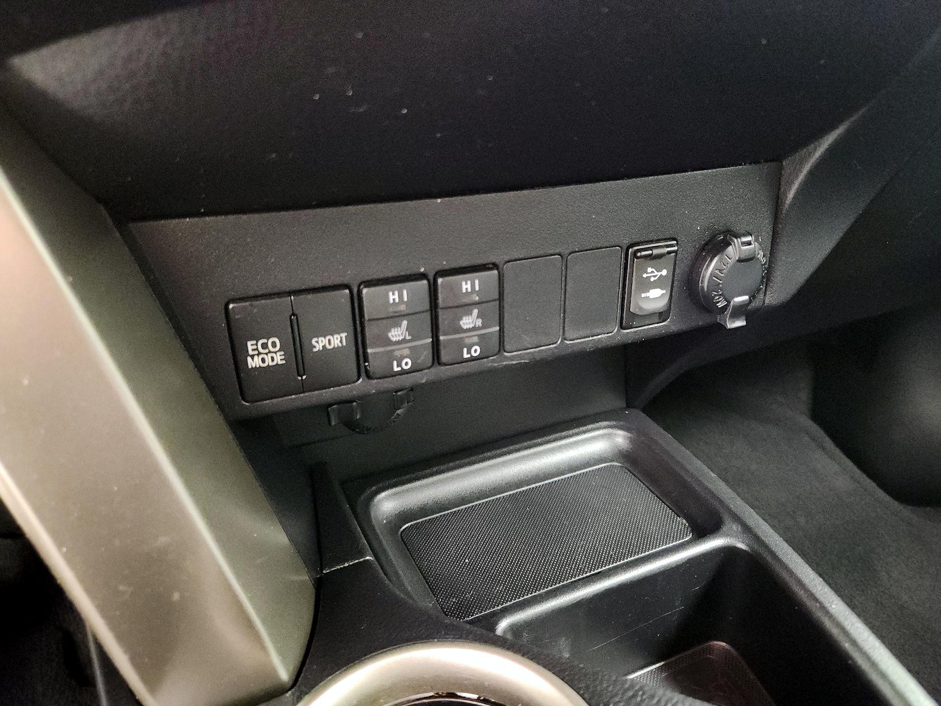 Thumbnail: 2015 Toyota RAV4 - 19