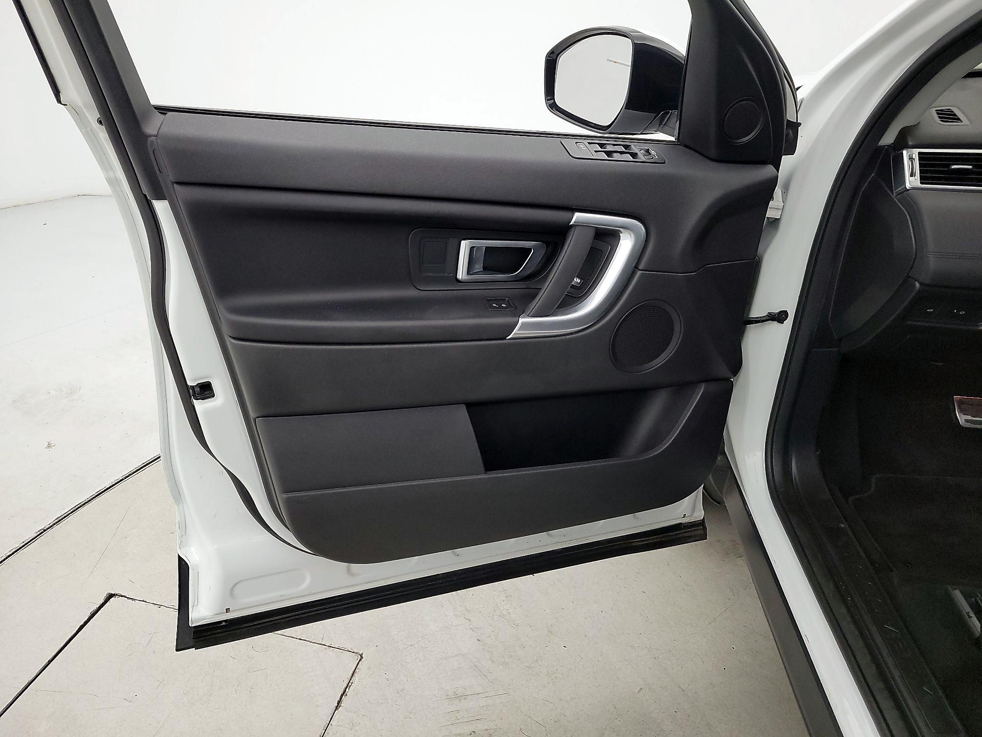 Thumbnail: 2017 Land Rover Discovery Sport - 12