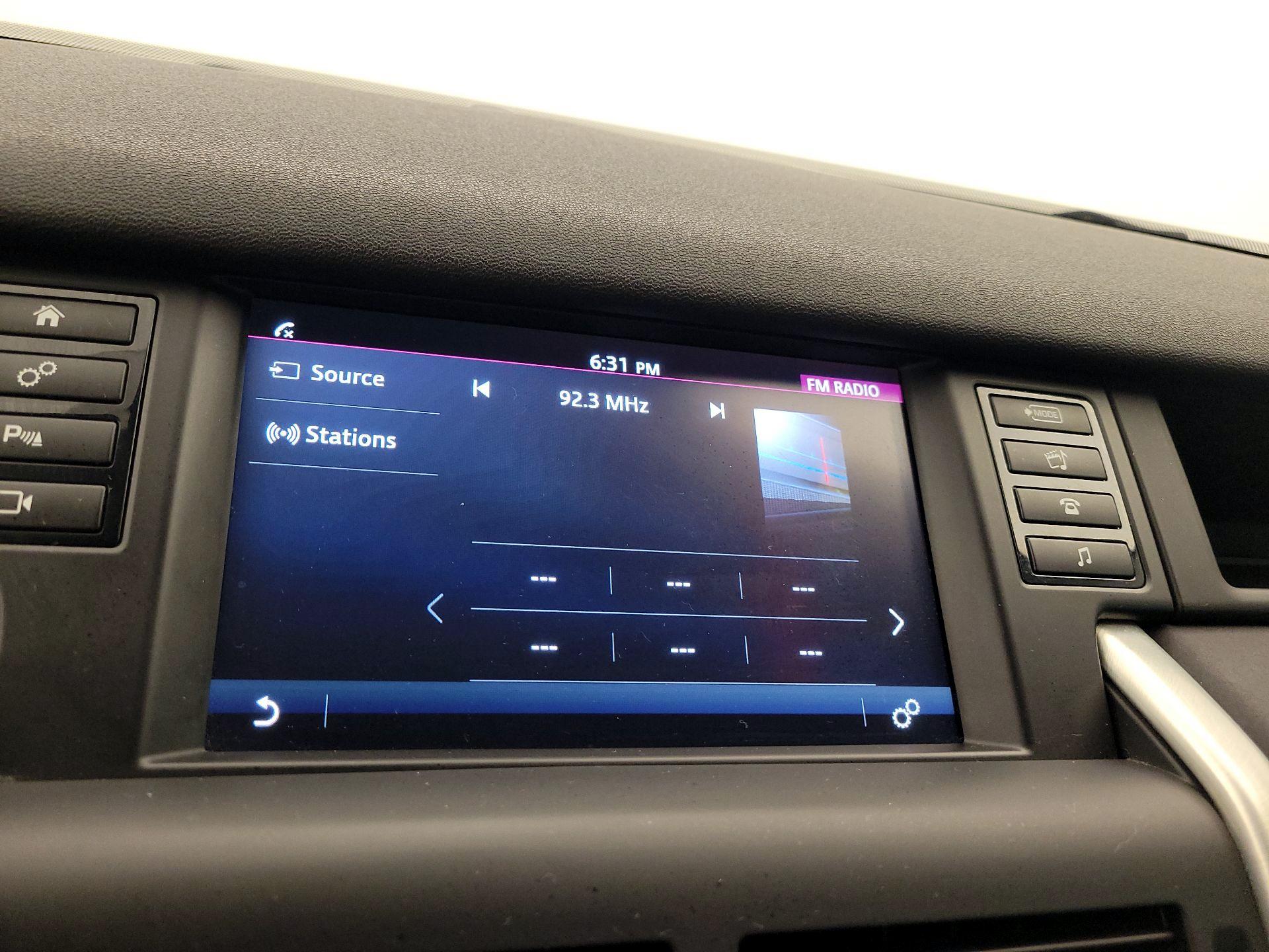 Thumbnail: 2017 Land Rover Discovery Sport - 15