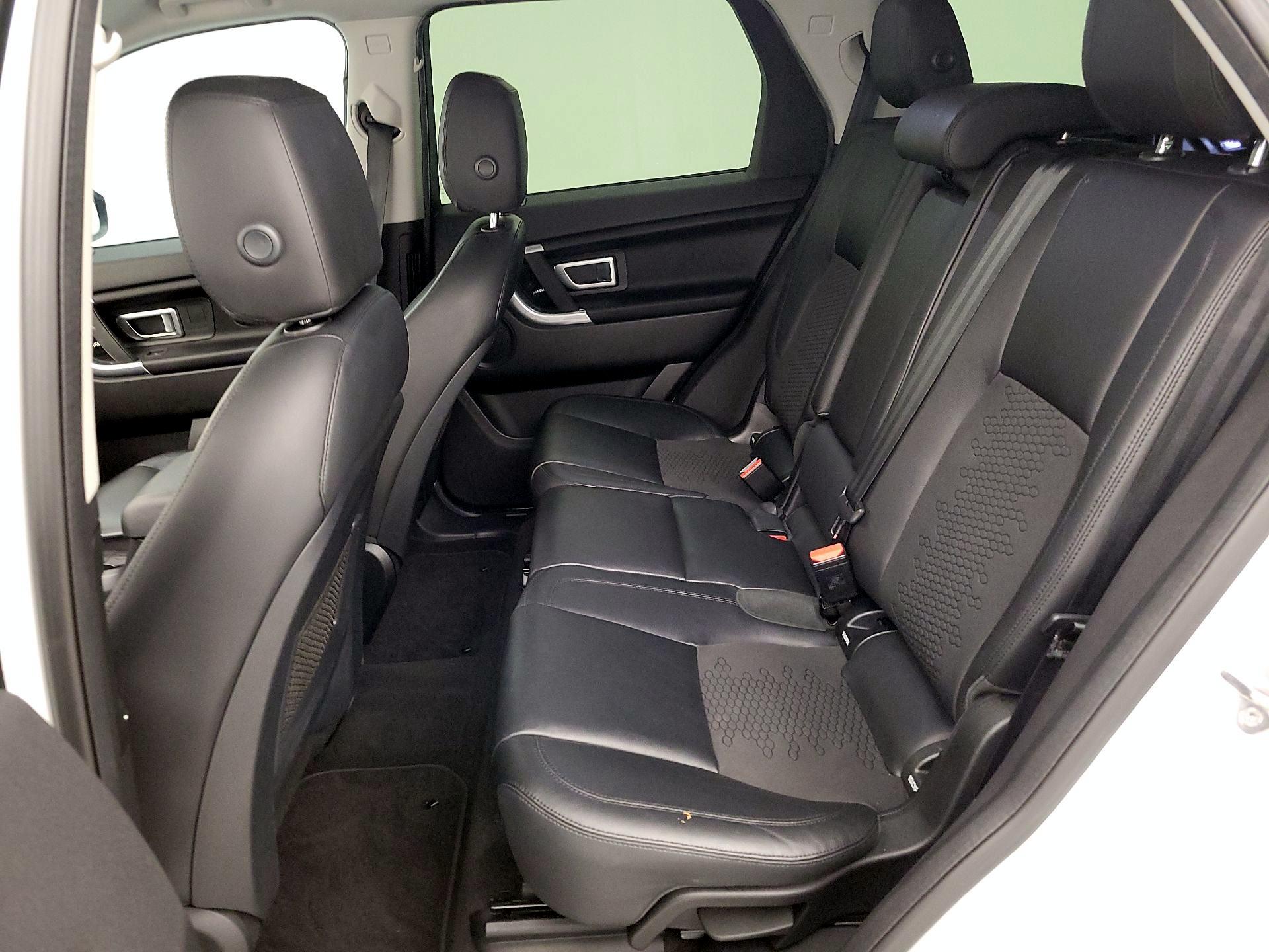 Thumbnail: 2017 Land Rover Discovery Sport - 18