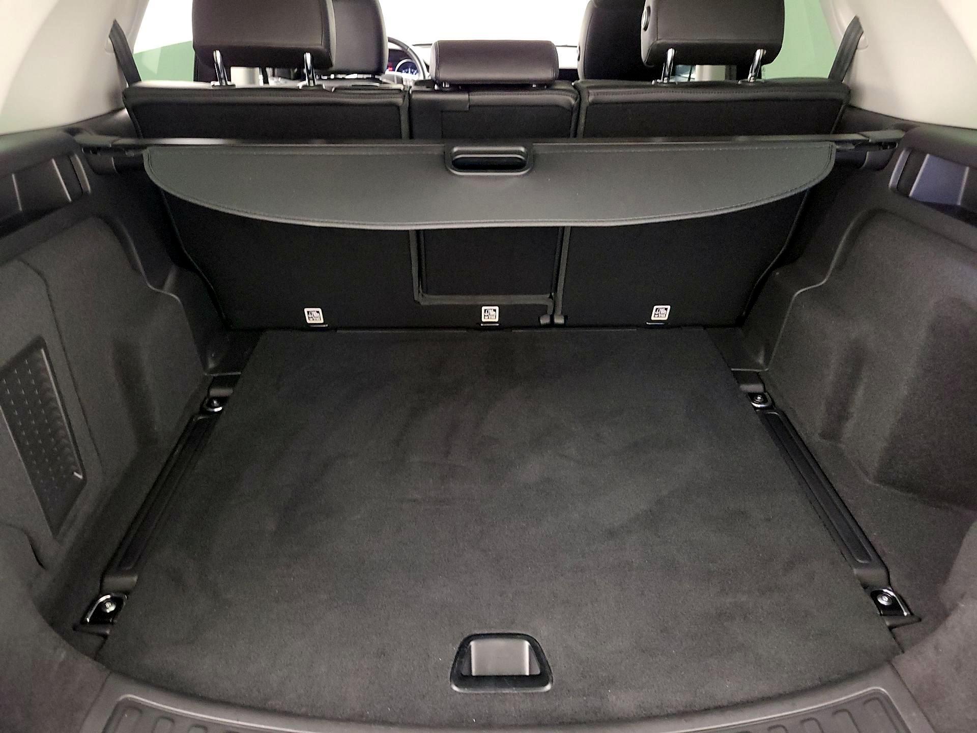 Thumbnail: 2017 Land Rover Discovery Sport - 19