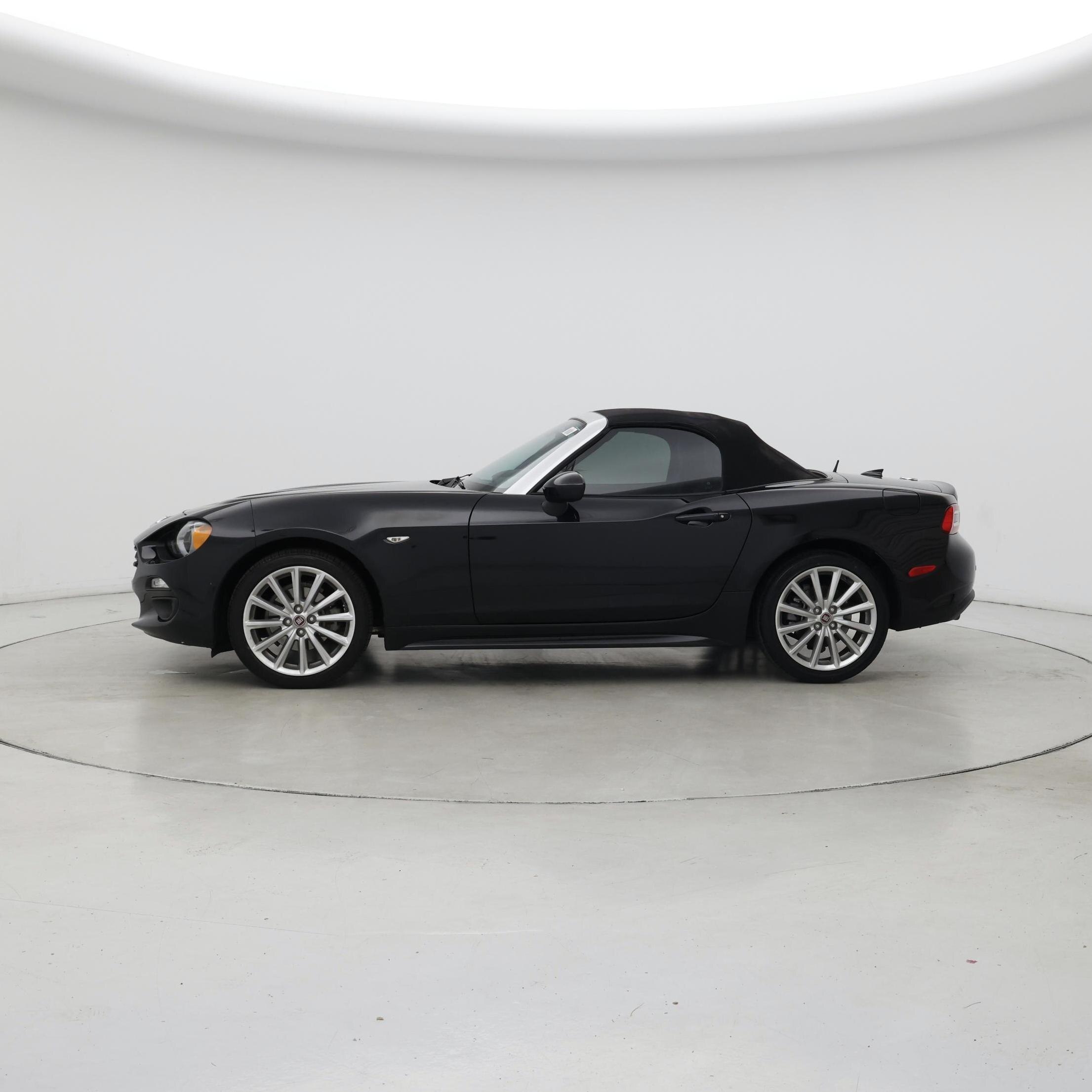 Thumbnail: 2017 Fiat 124 Spider - 3