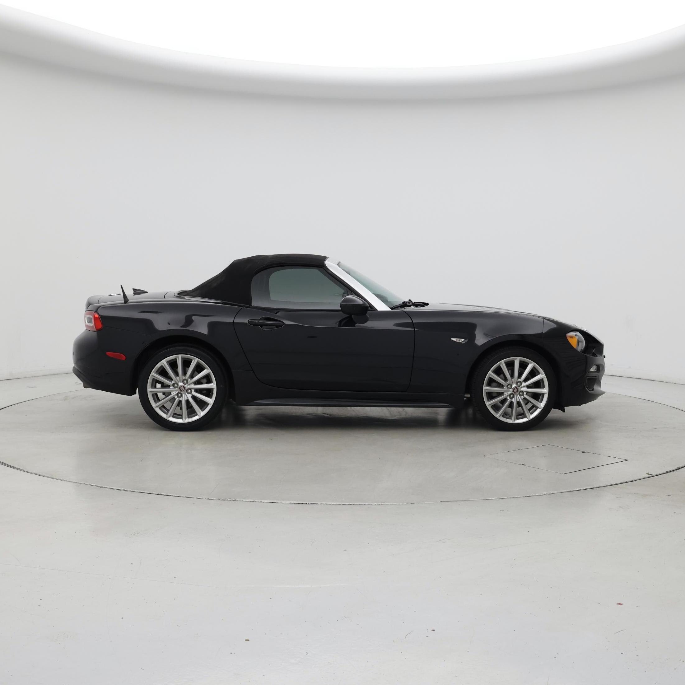 Thumbnail: 2017 Fiat 124 Spider - 7