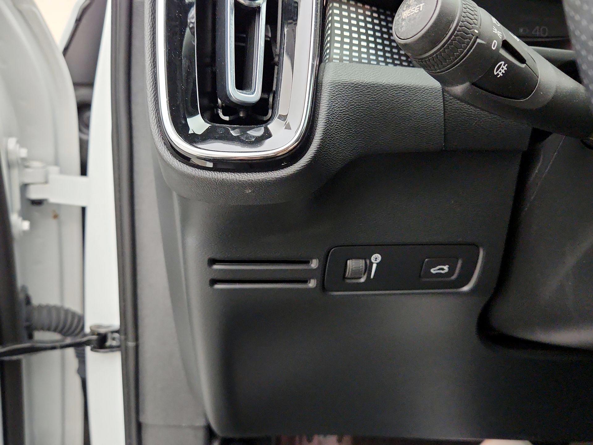 Thumbnail: 2021 Volvo XC40 - 13