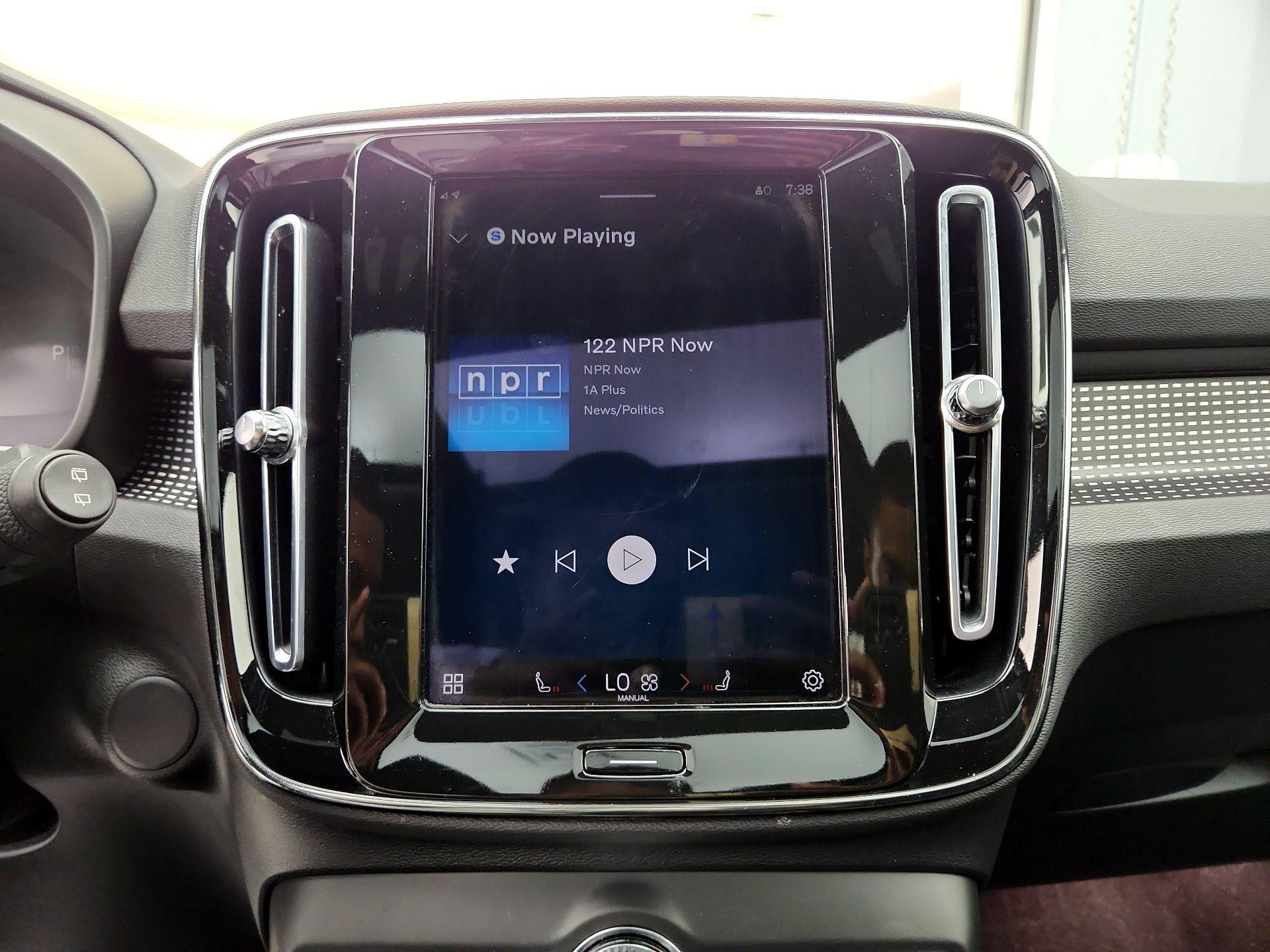 Thumbnail: 2021 Volvo XC40 - 16